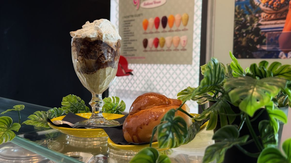 Coppa gelato con brioche e frutta