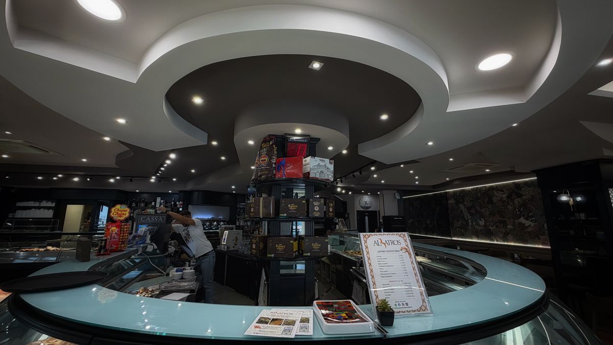 Gli interni e il bancone del Bar Albatros