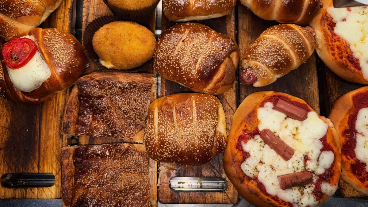 Pane, brioche e pizzette appena sfornate