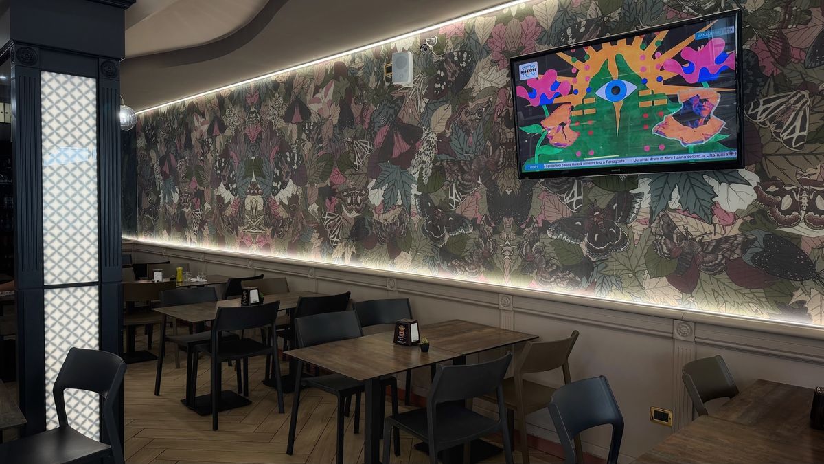 La sala interna con la parete decorata